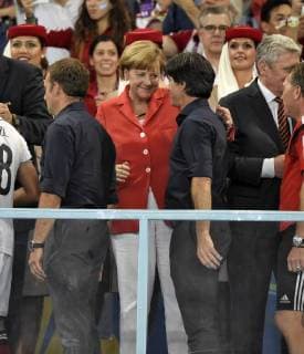 13.07.2014, Fussball WM 2014, Finale: Deutschland - Argentinien in Rio de Janeiro, Maracana Stadion. Siegerehrung des Weltmeisters: v.li: Bundeskanzlerin Angela Merkel (Deutschland), Bundestrainer Joachim Löw (Deutschland), 