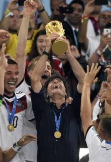 13.07.2014, Fussball WM 2014, Finale: Deutschland - Argentinien in Rio de Janeiro, Maracana Stadion. Siegerehrung des Weltmeisters: Bundestrainer Joachim Löw (Deutschland) präsentiert den Pokal. 