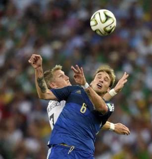 13.07.2014, Fussball WM 2014 in Brasilien, Finale: Deutschland - Argentinien in Rio de Janeiro, Maracana Stadion. v.li: Bastian Schweinsteiger (Deutschland) gegen Lucas Biglia (Argentinien). 