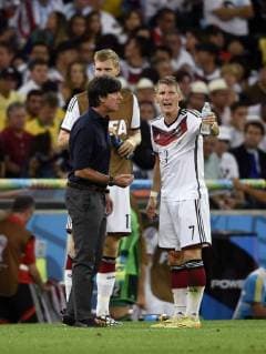 13.07.2014, Fussball WM 2014 in Brasilien, Finale: Deutschland - Argentinien in Rio de Janeiro, Maracana Stadion. v.li: Bundestrainer Joachim Löw (Deutschland) diskutiert mit Bastian Schweinsteiger (Deutschland). 