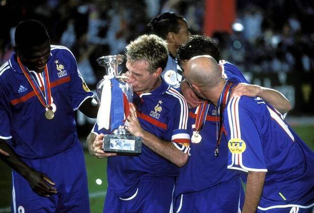Fußball, EM Finale 2000 in Rotterdam, Frankreich - Italien 2-1 n.V. DESCHAMPS Didier Kapitaen Team Frankreich Europameister Team Frankreich im Finale EM 2000 bei der Siegeehrung UEFA Fussball Europameisterschaften in Holland und Belgien FINALE Frankreich - Italien in Rotterdam 2 : 1 nach Verlaengerung am 02. Juli 2000 in Rotterdam 