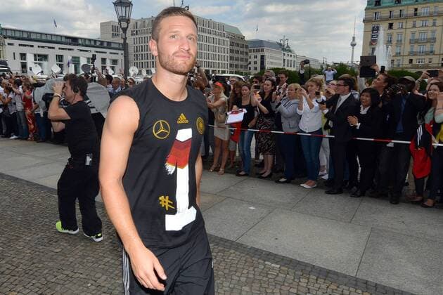 Empfang der Weltmeister --- Fussball --- International --- 15.07.2014 Shkodran Mustafi (Deutschland), Einzelbild, halbe Figur, im Hintergrund Fans, Anhänger, Zuschauer, Groupies