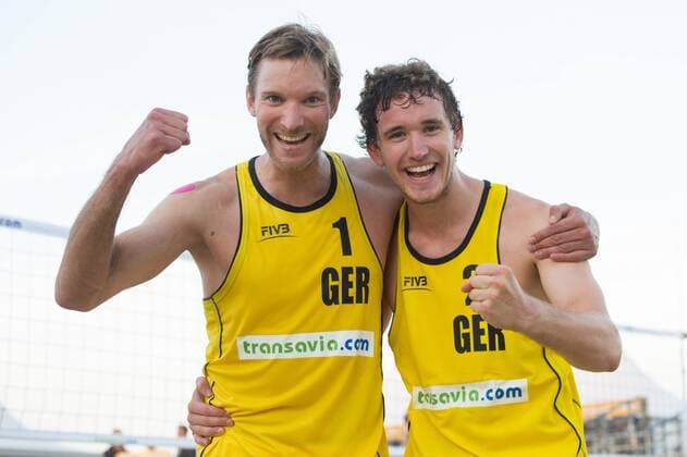 16.07.2014, Den Haag, Beach Stadion Scheveningen FIVB Transavia Grand Slam, Main Draw Hauptfeld Jubel Sebastian Dollinger ( 1 GER), Lars Flüggen ( 2 GER) nach dem Sieg