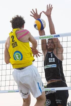 16.07.2014, Den Haag, Beach Stadion Scheveningen FIVB Transavia Grand Slam, Main Draw Hauptfeld Angriff Lars Flüggen ( 2 GER) - Block Jonathan Erdmann (1 GER)