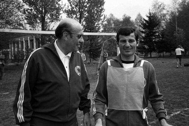 Training der deutschen Nationalmannschaft in der Sportschule Grünwald: Bundestrainer Helmut Schön (li.) und Ludwig Müller