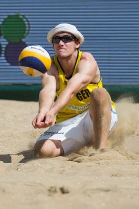 17.07.2014, Den Haag, Beach Stadion Scheveningen FIVB Transavia Grand Slam, Main Draw Hauptfeld Annahme Lars Flüggen Flueggen ( 2 GER)