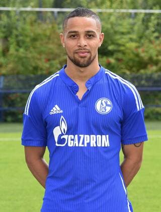 17.07.2014, Fussball, Saison 2014-2015, 1. Bundesliga, Offizieller Mannschafts und Portrait Termin des FC Schalke 04 in Gelsenkirchen, , Sidney Sam (FC Schalke 04) Wirtschaft Sponsor Brustsponsor Gazprom