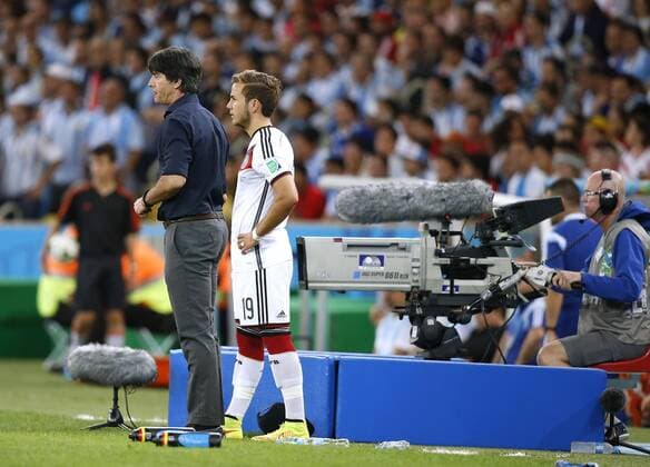 LÖW Joachim Bundestrainer Team Deutschland mit GÖTZE Mario bei der Einwechslung FIFA Fussball Weltmeisterschaften 2014 Finale Spiel Deutschland gegen Argentinien am 13.Juli 2014 in Rio de Janeiro 