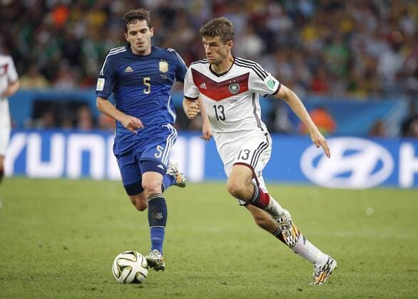 MUELLER Thomas Team Deutschland mit GAGO Fernando FIFA Fussball Weltmeisterschaften 2014 Finale Spiel Deutschland gegen Argentinien am 13.Juli 2014 in Rio de Janeiro 