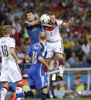 SCHWEINSTEIGER Bastian Team Deutschland mit AGUERO Sergio FIFA Fussball Weltmeisterschaften 2014 Finale Spiel Deutschland gegen Argentinien am 13.Juli 2014 in Rio de Janeiro 