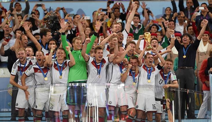 FUSSBALL WM 2014 FINALE Deutschland - Argentinien 13.07.2014 DEUTSCHLAND FEIERT DEN WM TITEL 2014: Christoph Kramer, Shkodran Mustafi, Benedikt Höwedes, Sami Khedira, Bastian Schweinsteiger, Torwart Manuel Neuer, Miroslav Klose, Kevin Grosskreutz, Torwart Ron-Robert Zieler, Lukas Podolski, Philipp Lahm, Mesut ÖZIL und Thomas Mueller (v.l.) jubeln mit dem WM Pokal; Bundestrainer Joachim LÖW jubelt (hinten re)