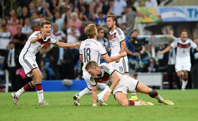FUSSBALL WM 2014 FINALE Deutschland - Argentinien 13.07.2014 DEUTSCHLAND FEIERT DEN WM TITEL 2014: Thomas Mueller, Toni Kroos, Bastian Schweinsteiger, Torschütze Mario GÖTZE (v.li.) jubeln