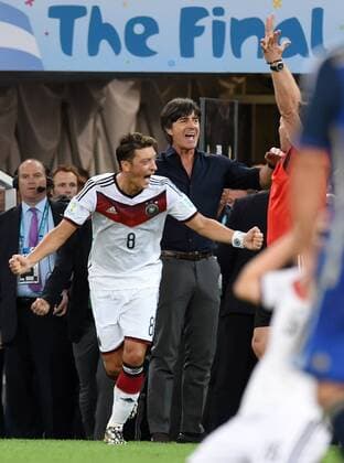 FUSSBALL WM 2014 FINALE Deutschland - Argentinien 13.07.2014 DEUTSCHLAND FEIERT DEN WM TITEL 2014: Bundestrainer Joachim LÖW jubelt mit Mesut ÖZIL beim Schlusspfiff