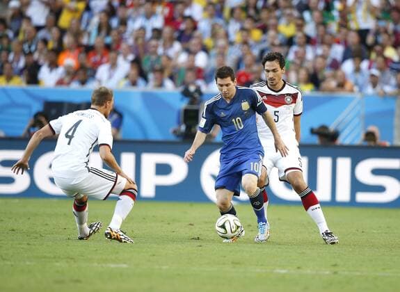 MESSI Lionel Team ARG mit Höwedes Benedikt und HUMMELS Mats FIFA Fussball Weltmeisterschaften 2014 Finale Spiel Deutschland gegen Argentinien am 13.Juli 2014 in Rio de Janeiro 