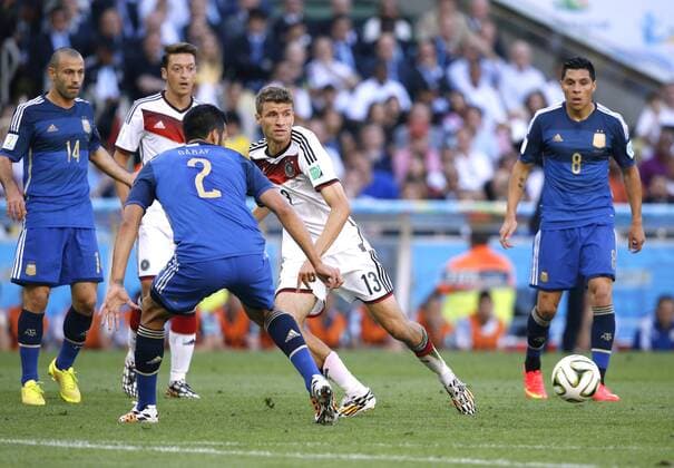 MUELLER Thomas Team Deutschland mit GARAY FIFA Fussball Weltmeisterschaften 2014 Finale Spiel Deutschland gegen Argentinien am 13.Juli 2014 in Rio de Janeiro 