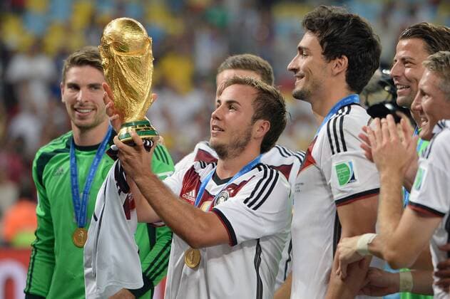 Mario GÖTZE (GER),Aktion, nach Spielende,Jubel,Freude,Begeisterung,Siegerehrung,Pokal,Trophy,Trophaee,Cup,hi:Torwart Ron Robert ZIELER (GER),,Mats HUMMELS (GER),Torwart Roman WEIDENFELLER (GER),Bastian SCHWEINSTEIGER (GER). Deutschland (GER))-Argentinien (ARG) 1-0 n.V Finale,Final,Spiel 64, am 13.07.2014 in Rio de Janeiro. Fussball Weltmeisterschaft 2014 in Brasilien vom 12.06. - 13.07.2014.