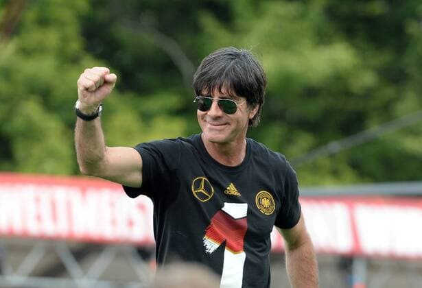 Trainer Joachim Jogi LOEW (Löw), Jubel, jubeln, Freude, Sieg, freuen, Erfolg, Jubelpose, Empfang der Deutschen Fussball Nationalmannschaft auf der Fanmeile vor dem Brandenburger Tor in Berlin Deutschland, am 15.07.2014 Fussball Weltmeisterschaft 2014 in Brasilien vom 12.06. - 13.07.2014. Â