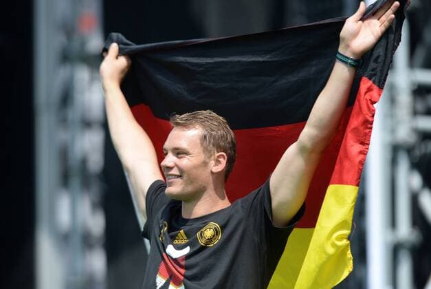 Manuel NEUER, mit Deutschlandfahne, Jubel, jubeln, Freude, Sieg, freuen, Erfolg, Jubelpose, Empfang der Deutschen Fussball Nationalmannschaft auf der Fanmeile vor dem Brandenburger Tor in Berlin Deutschland, am 15.07.2014 Fussball Weltmeisterschaft 2014 in Brasilien vom 12.06. - 13.07.2014. Â