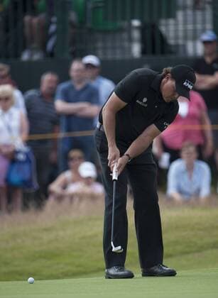 20.07.2014. Hoylake, England. The Open Golf Championship, Final Round. Phil MICKELSON USA gets his putting rolling early xStephenxBartholomewx  ActionPlus97377194