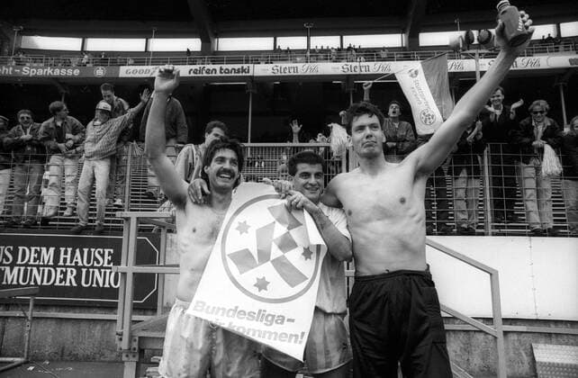 Stuttgarter Kickers steigen in die 1. Bundesliga auf, v.li.: Alois Schwartz, Dimitrios Moutas und Torwart Stefan Brasas jubeln