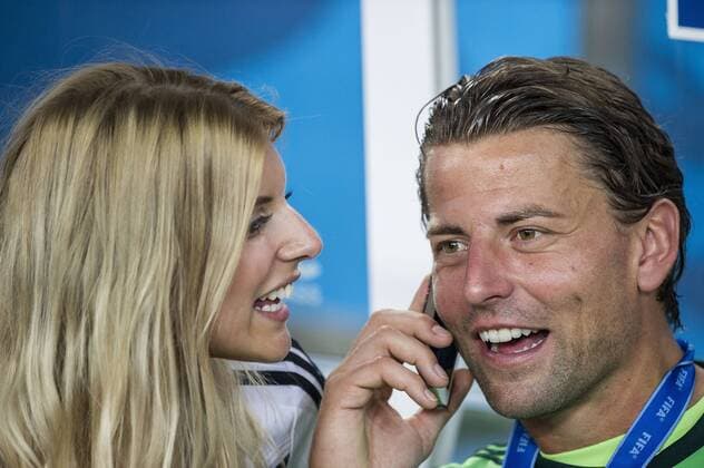 Torwart Roman WEIDENFELLER (GER) telefoniert, neben ihm seine Freundin Lisa ROSSENBACH, Deutschland (GER) - Argentinien (ARG) 1:0 nach Verlängerung, Finale, Spiel 64, am 13.07.2014 in Rio de Janeiro; Deutschland ist Weltmeister Fussball Weltmeisterschaft 2014