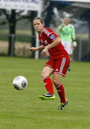 SC Sand (GER) - FC Luzern (CH) Rebekah STOTT, SC Sand am Ball, Freisteller, Einzelbild, Aktion hoch, Fußball, Frauen 1.Bundesliga Saison 2014 2015 Foto © SportNAH D. Heil