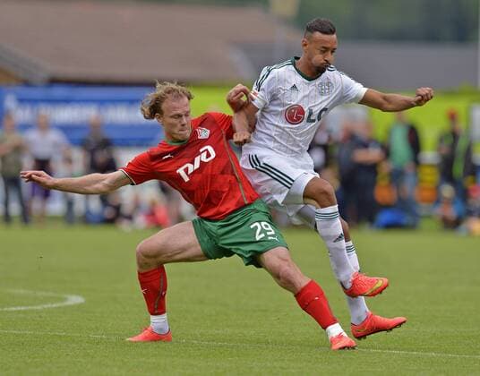 22.07.2014, Fussball 1.Bundesliga 2014 2015, Saisonvorbereitung, Testspiel Bayer Leverkusen - Lokomotive Moskau, in Zell am See in Österreich. v.l. Vitaliy Denisov (Lokomotive Moskau) gegen Karim Bellarabi (Leverkusen). 