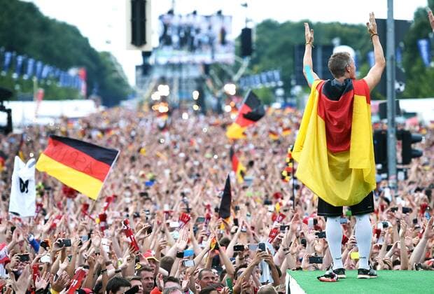 SCHWEINSTEIGER Bastian Team Deutschland mit den Fans Empfang WM-Party Feier der deutschen Fussball Nationalmannschaft auf die Fanmeile am Brandenburger Tor in Berlin- Fanmeile in Berlin Deutschland am 15. Juli 2014 
