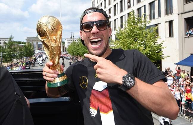 PODOLSKI Lukas Team Deutschland mit dem WM Pokal Empfang WM-Party Feier der deutschen Fussball Nationalmannschaft auf die Fanmeile am Brandenburger Tor in Berlin- Fanmeile in Berlin Deutschland am 15. Juli 2014 