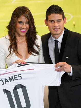 James Rodriguez (23), der kolumbianische Mittelfeldspieler mit seiner Ehefrau Daniela Ospina bei der Vorstellung von seinem neuen Verein Real Madrid am 23.07.2014 in Madrid James Rodriguez Presented as Real Madrid s New Player at Santiago Bernabeu Stadium in Madrid - July 23, 2014 