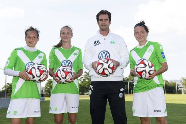 22.07.2014, VfL Stadion am Elsterweg, Wolfsburg, Die Frauen Mannschaft des VfL Wolfsburg beim Trainingauftakt im neuen Trikot auf der Trainingsanlage, im Bild Babett Peter (8, VfL Wolfsburg, li.), Caroline Graham Hansen (26, VfL Wolfsburg), Ralf Kellermann (Trainer, VfL Wolfsburg) und Vanessa Bernauer (18, VfL Wolfsburg) Alle Fotos auch in Hi-Res. Trainingsauftakt der Frauen des VfL Wolfsburg