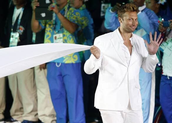 (140724) -- GLASGOW, (Xinhua) -- Flag bearer, swimmer Ian Thorpe of Australia holds the flag during the opening ceremony of the XX Commonwealth Games at the Celtic Park in Glasgow, Britain, July 23, 2014. (Xinhua Wang Lili) (SP)BRITAIN-GLASGOW-COMMONWEALTH GAMES-OPENING CEREMONY 