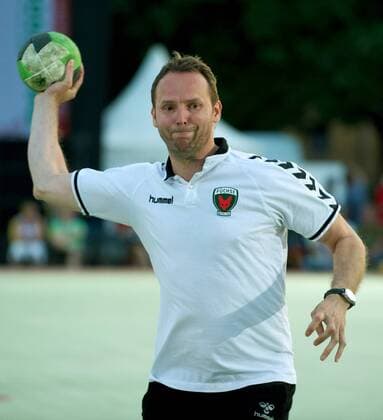 Handball Aschersleben 23.07.2014 Freiluft Outdoor Testspiel 1.Bundesliga Saison 2014 2015 SC Magdeburg geg Fuechse Berlin Dagur SIGURDSSON Trainer Fuechse 7m werfen der Trainer