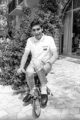 Giro d'Italia: Eddy Merckx (Belgien) auf einem Kinderrad