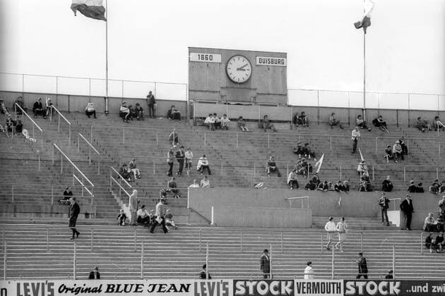 Leere Ränge beim Spiel des TSV 1860 München im Stadion an der Grünwalder Straße