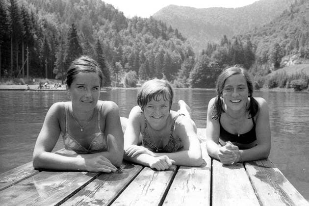 v.li.: Christa Hintermaier, Traudl Walz und Rosi Mittermaier (alle BR Deutschland) beim Baden in Inzell