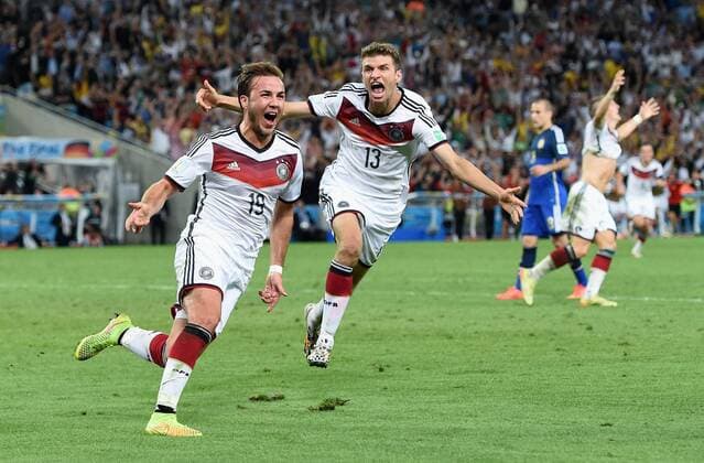 FUSSBALL WM 2014 FINALE Deutschland - Argentinien 13.07.2014 JUBEL Deutschland; Mario Götze (li) bejubelt das Tor zum 1-0; Thomas Müller (hinten)