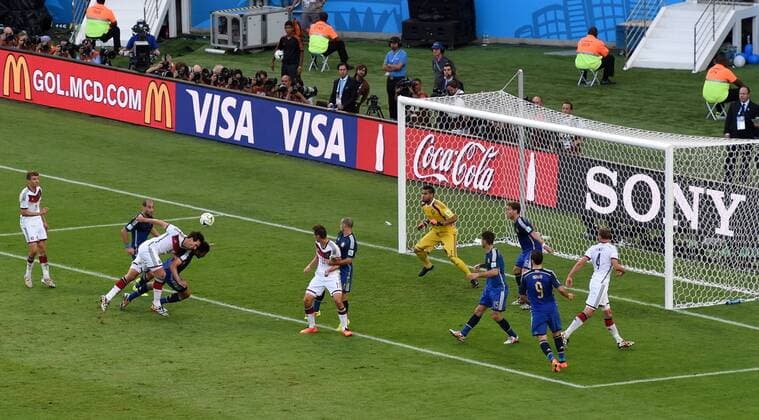 FUSSBALL WM 2014 FINALE Deutschland - Argentinien 13.07.2014 Spielszene mit Bandenwerbung; Übersicht Strafraum Torraum