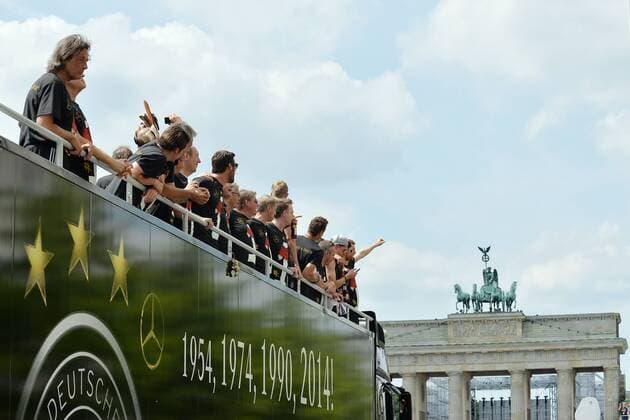 Empfang der Weltmeister --- Fussball --- International --- 15.07.2014 Deutschland, Mannschaft auf dem Fantruck, darunter der Schriftzug 1954, 1974, 1990l, 2014!, im Hintergrund das Brandenburger Tor, Team, Triumphfahrt, Triumphzug, Freude, Jubel, halbe Figur, Highlight