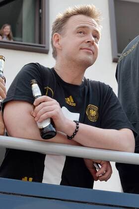 Empfang der Weltmeister --- Fussball --- International --- 15.07.2014 Holger Stromberg (Koch Deutschland), mit einer Flasche Bier in der Hand, Alkohol, Einzelbild, halbe Figur