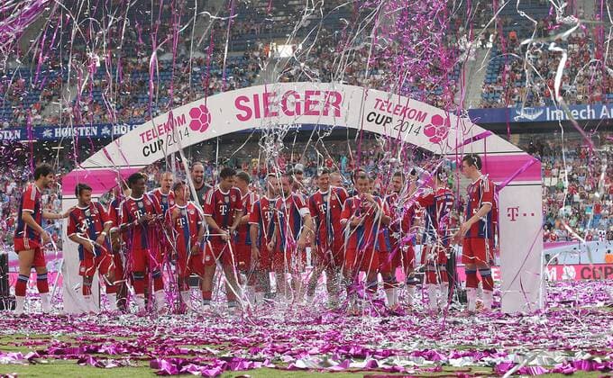 Telekom Cup Sieger FC Bayern München mit Sektdusche. FC Bayern München vs. VfL Wolfsburg