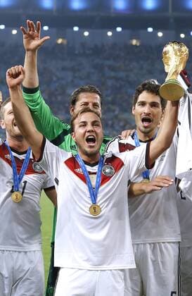 GÖTZE Mario Team Deutschland Fussball Weltmeister mit Weltpokal v.l. GÖTZE , WEIDENFELLER und HUMMELS FIFA Fussball Weltmeisterschaften 2014 in Brasilien Finale Spiel Deutschland gegen Argentinien am 13.Juli 2014 in Rio de Janeiro 