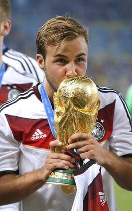 GÖTZE Mario Team Deutschland Fussball Weltmeister küsst den Weltpokal FIFA Fussball Weltmeisterschaften 2014 in Brasilien Finale Spiel Deutschland gegen Argentinien am 13.Juli 2014 in Rio de Janeiro 