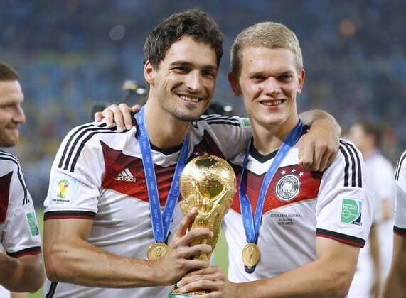 GINTER Matthias mit HUMMELS mats Team Deutschland Fussball Weltmeister mit dem Weltpokal FIFA Fussball Weltmeisterschaften 2014 in Brasilien Finale Spiel Deutschland gegen Argentinien am 13.Juli 2014 in Rio de Janeiro 