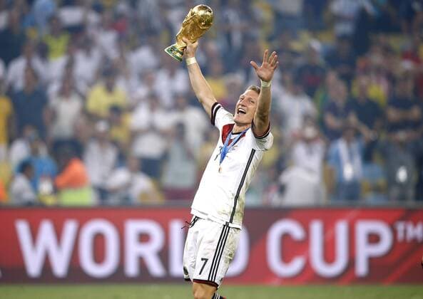 SCHWEINSTEIGER Bastian - Weltmeister mit der FIFA World Cup Trophäe FIFA Fussball Weltmeisterschaften 2014 in Brasilien Finale Spiel Deutschland gegen Argentinien am 13.Juli 2014 in Rio de Janeiro 