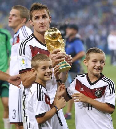 KLOSE Miroslav Deutschland mit Weltmeisterpokal und seinen Söhnen Fussball Weltmeister FIFA Fussball Weltmeisterschaften 2014 Finale Spiel Deutschland gegen Argentinien am 13.Juli 2014 in Rio de Janeiro 