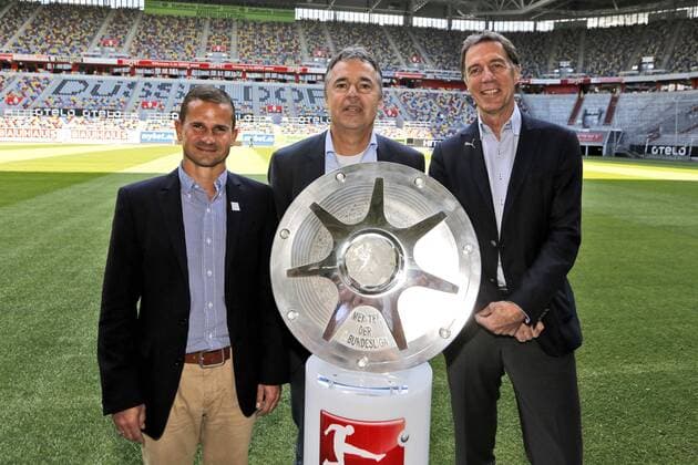 vl: Sportlicher Leiter Marc Arnold (Eintracht Braunschweig), Andreas Rettig (DFL Geschaeftsfuehrer) und Sportvorstand Helmut Schulte (Fortuna Duesseldorf) mit der Meisterschale im Stadion Pressekonferenz Saisoneroeffnung --- 2. Bundesliga --- Fussball --- 30.07.2014 EP_JSE