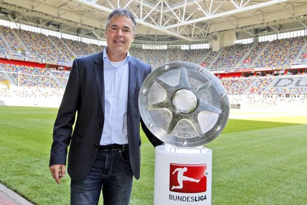 Andreas Rettig (DFL Geschaeftsfuehrer) mit der Meisterschale im Stadion Pressekonferenz Saisoneroeffnung --- 2. Bundesliga --- Fussball --- 30.07.2014 EP_JSE