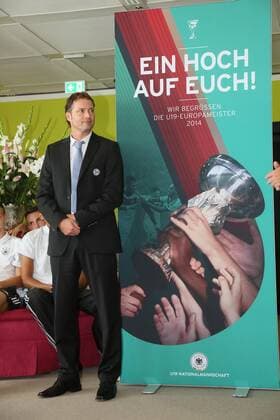 Trainer MArkus Sorg - Empfang der Deutschen U-19 Nationalmannschaft nach dem Europameistertitel am Frankfurter Flughafen