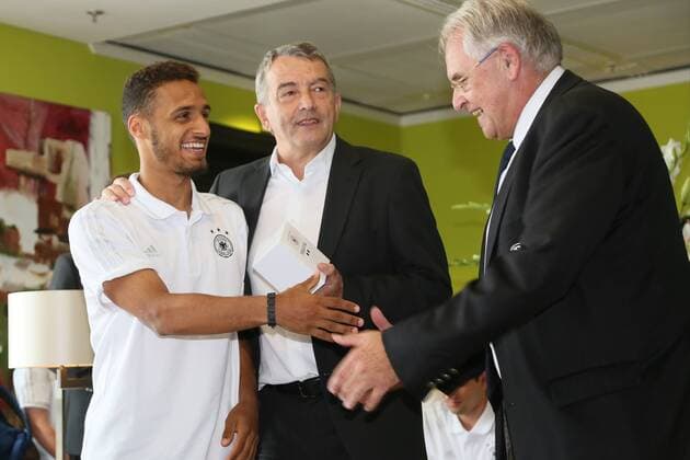 Torschütze Hany Mukhtar wird geehrt von DFB-Präsident Wolfgang Niersbach - Empfang der Deutschen U-19 Nationalmannschaft nach dem Europameistertitel am Frankfurter Flughafen